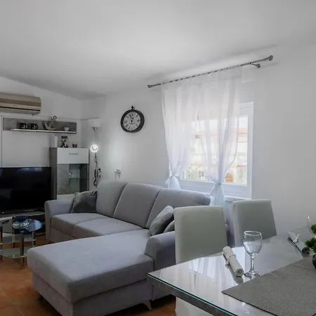 Sostaric By Interhome