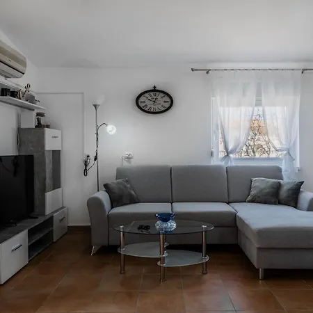 Sostaric By Interhome شقة