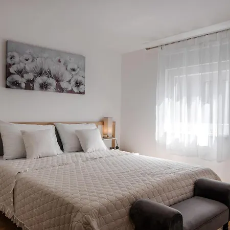 Sostaric By Interhome * فير