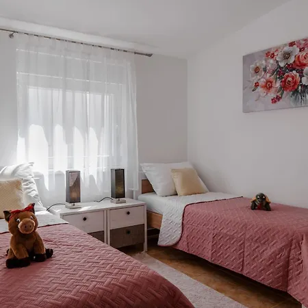 Sostaric By Interhome شقة فير