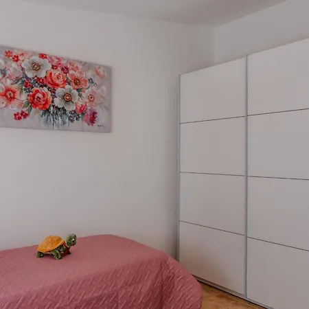 Sostaric By Interhome فير